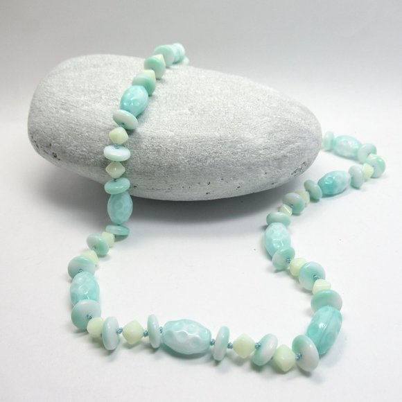 Uranium and Czech glass bead necklace - Picture 10 of 11